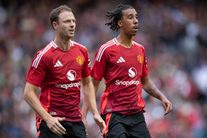 Leny Yoro, Jonny Evans