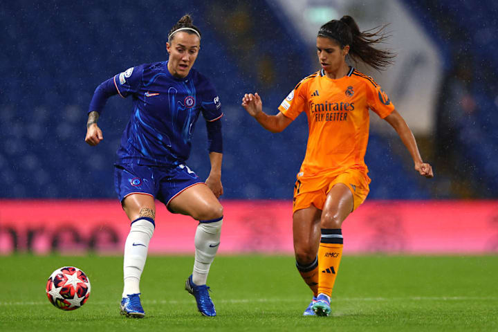 Alba Redondo, lucy bronze