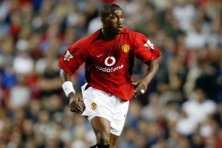 Eric Djemba-Djemba of Manchester United running with the ball